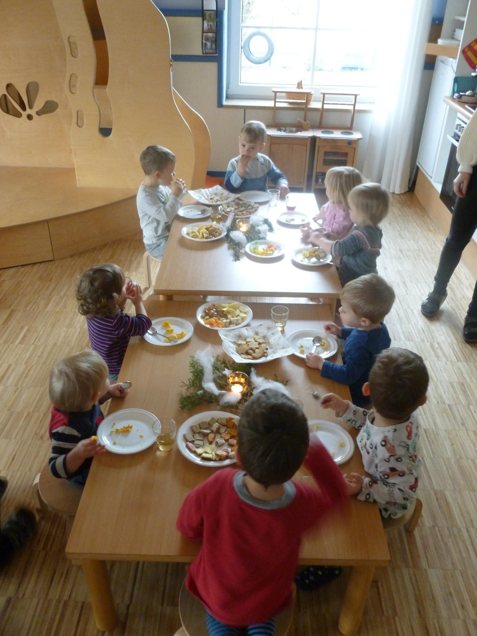 Die Käferkinder genießen ihr Weihnachtsfrühstück. (c) Kita St.Vitus